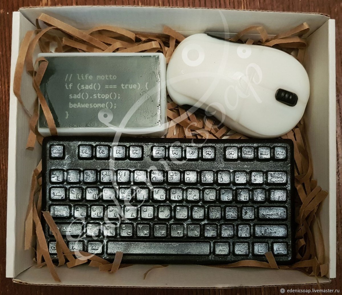 Кот спит на клавиатуре