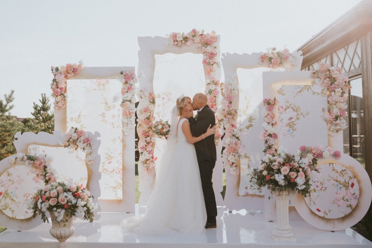 Красивая Свадебная фотозона