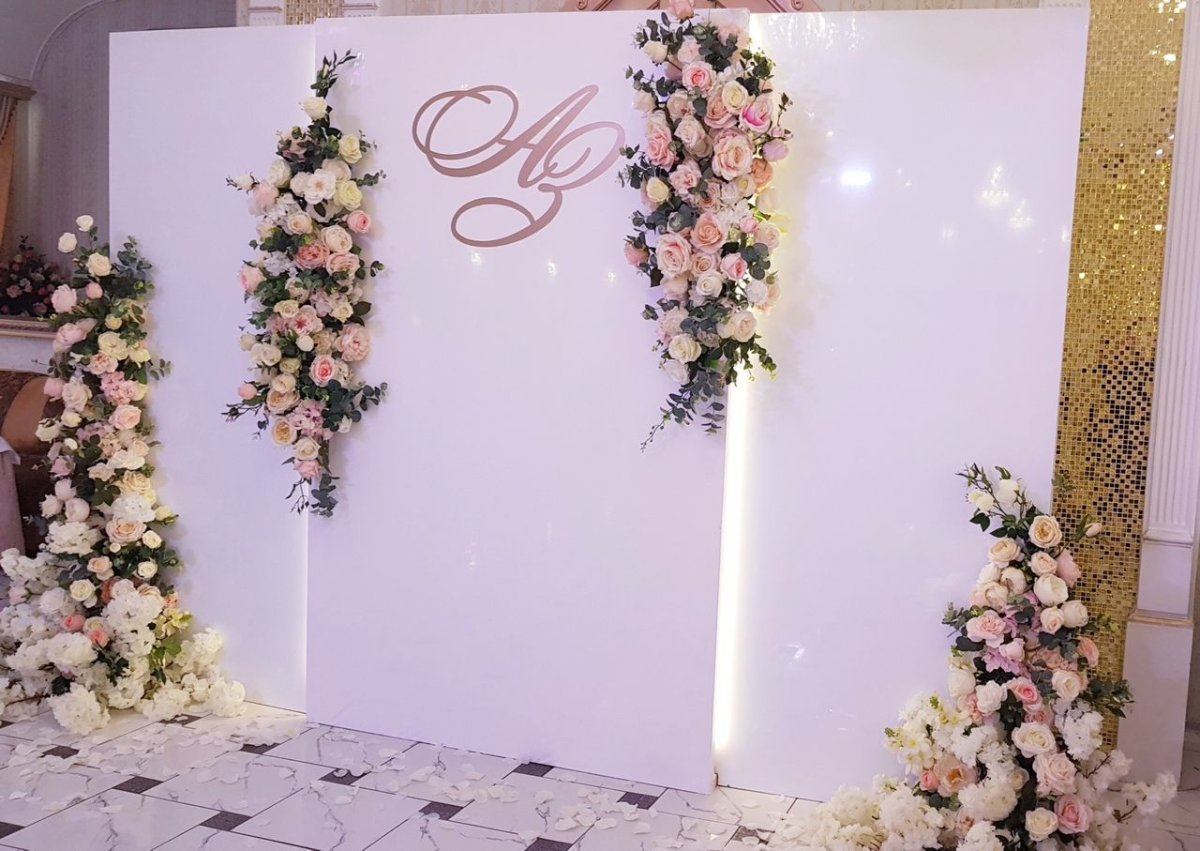 Фотозона на свадьбу в персиковом цвете