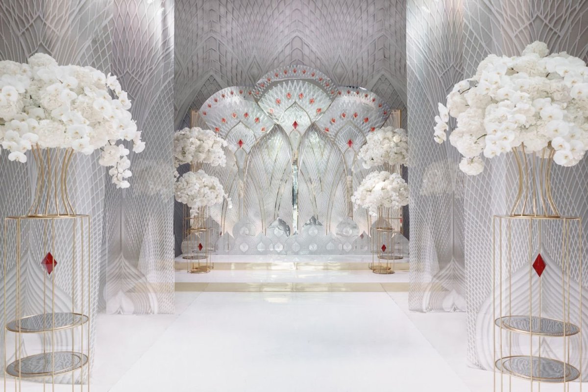 Фотозона с перьями на свадьбу