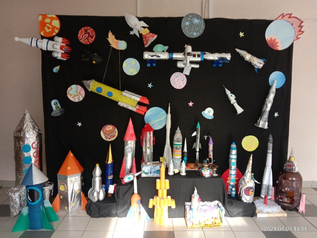 Украшение ко Дню космонавтики