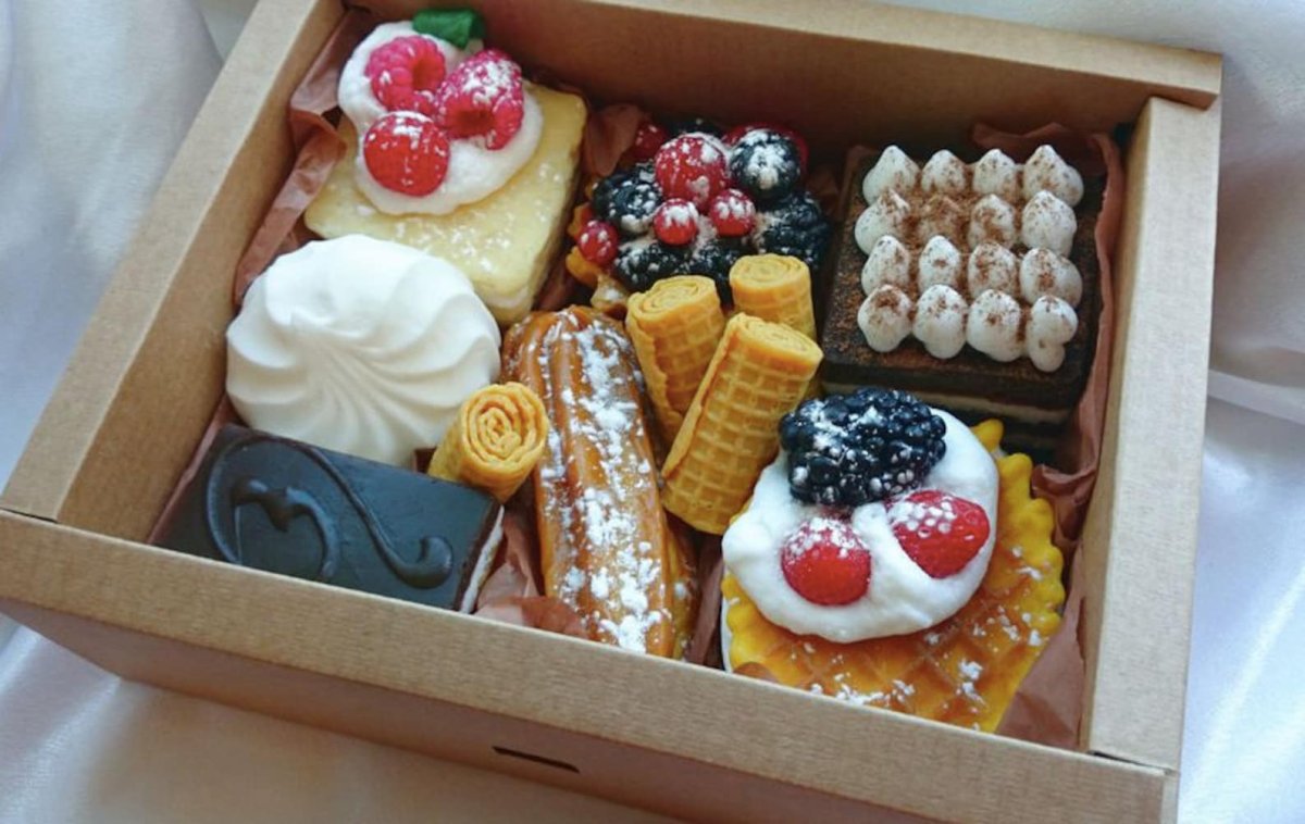 Пирожные в коробке