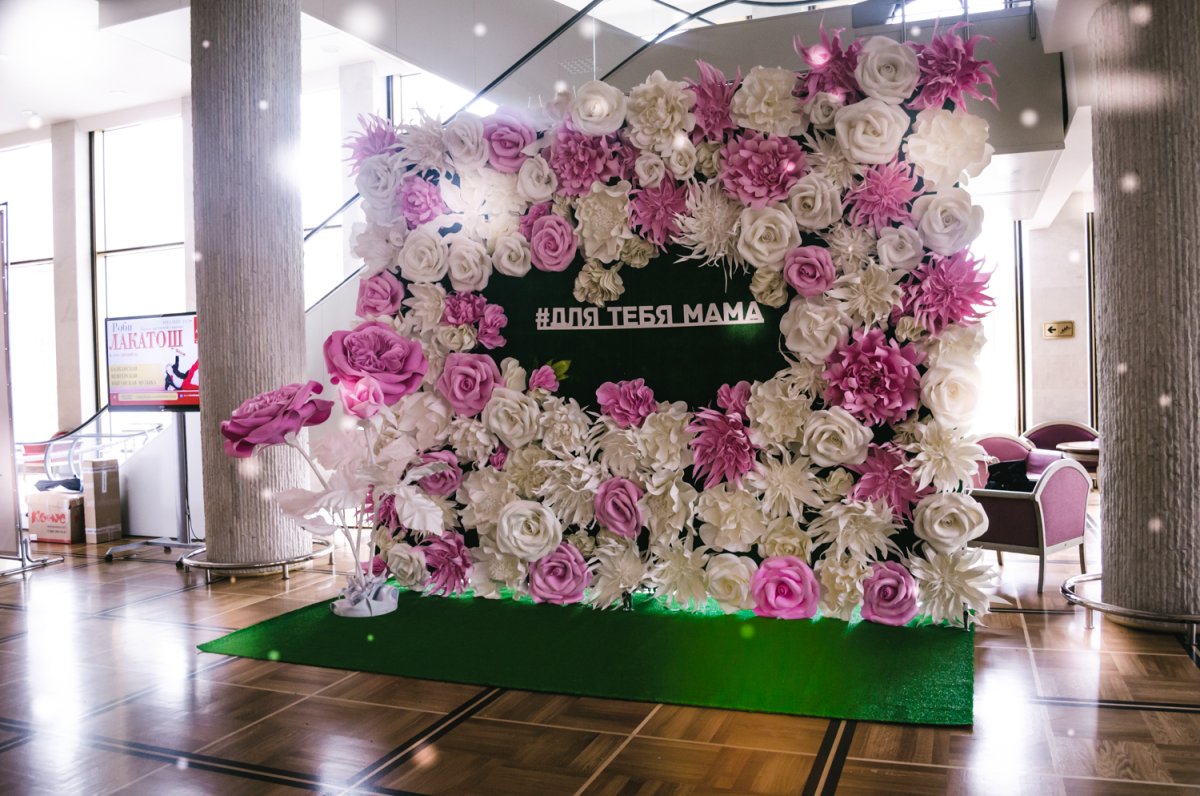 Цветочная стена на свадьбу