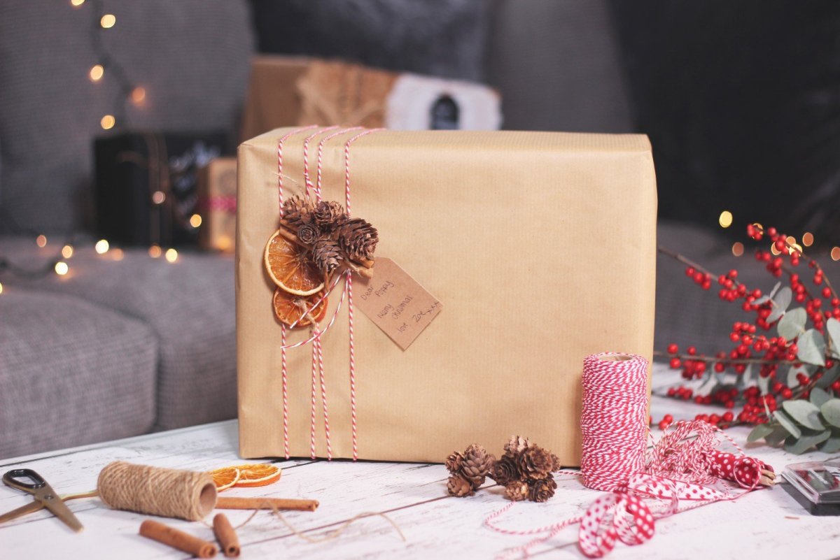 Подарок в крафтовой бумаге