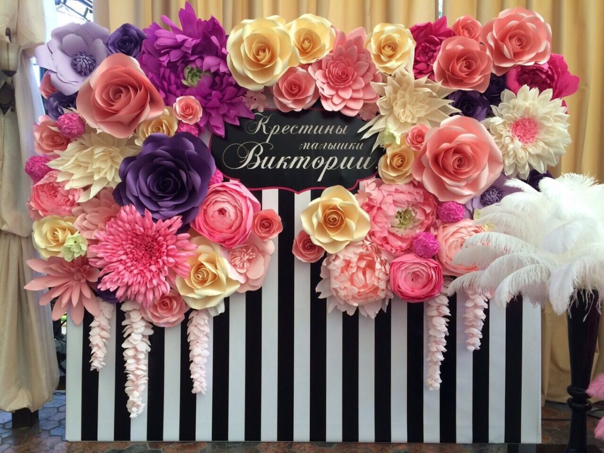 Фотозона из цветов на выпускной