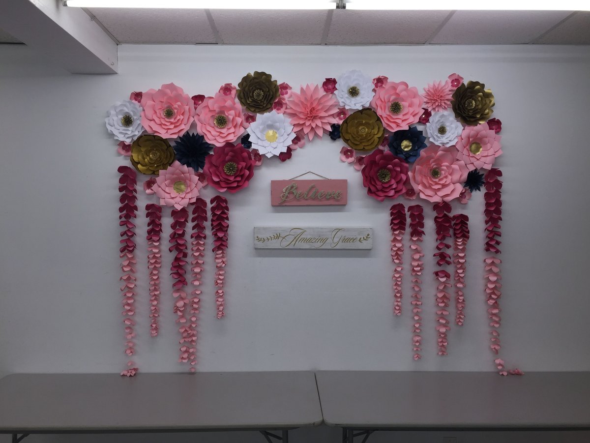 Украшение бумажными цветами