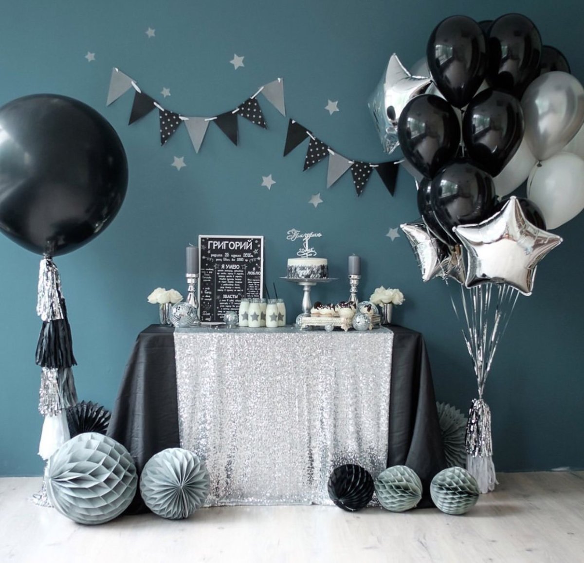 Декор с черными шарами