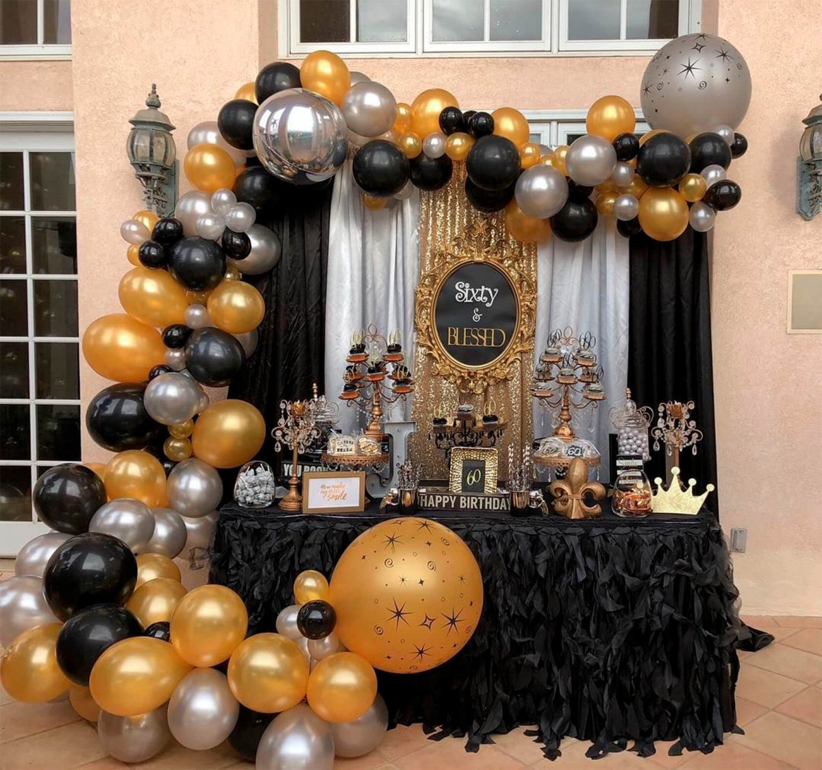Фотозона с черно золотыми шарами