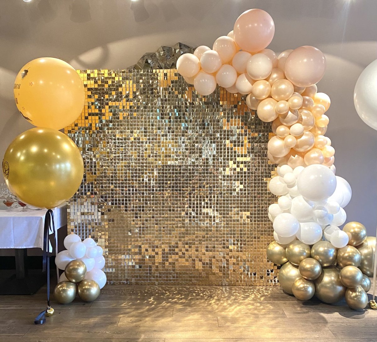 Фотозона с металлическими шарами