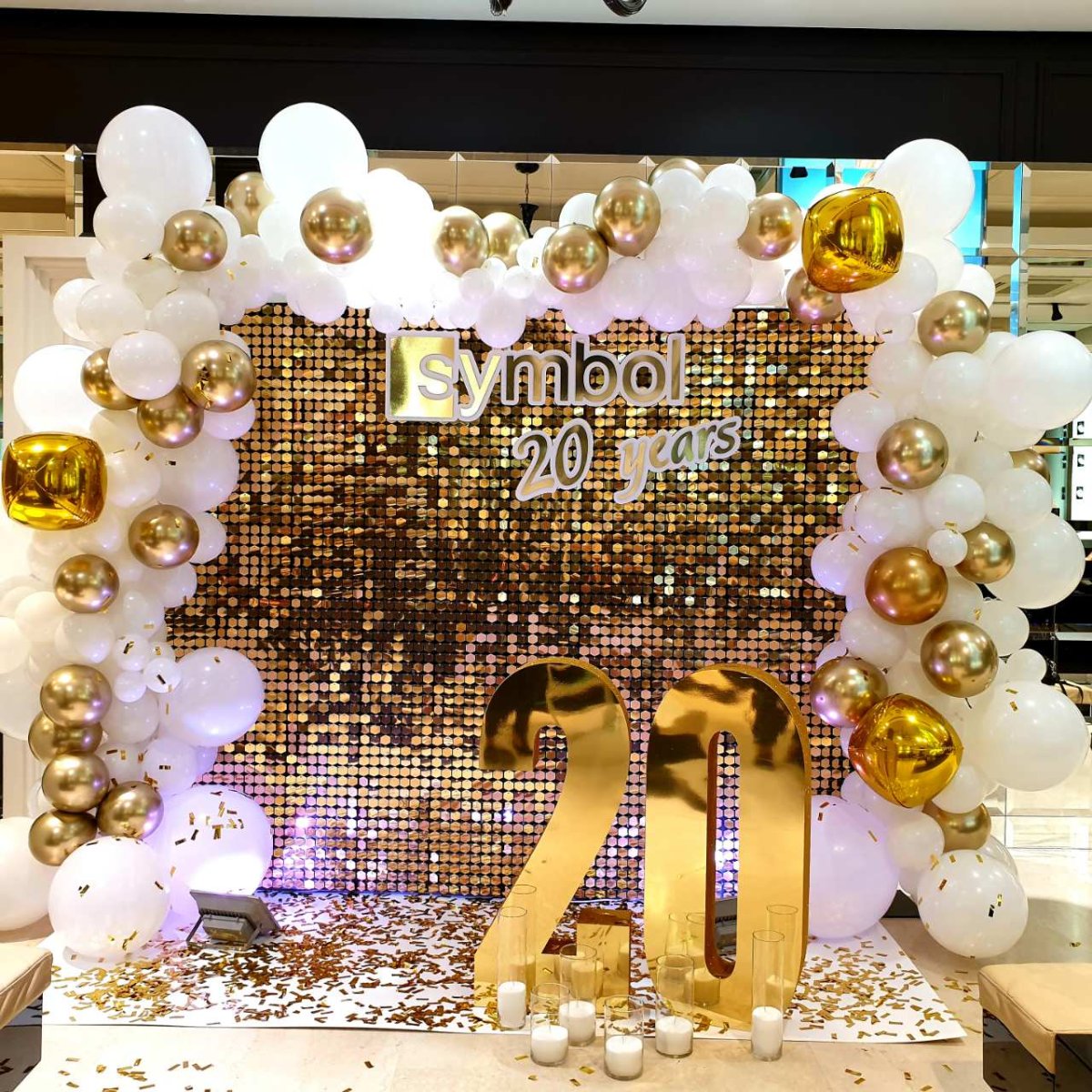 Фотозона с серебряными шарами