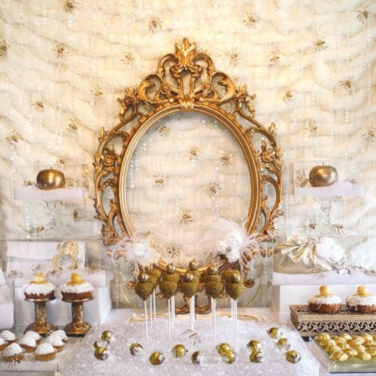 Фотозона с синими шарами