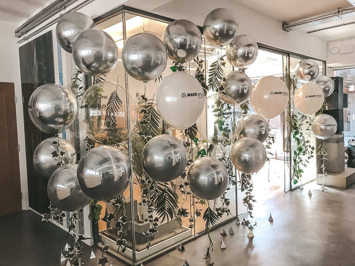 Фотозона с черными шарами