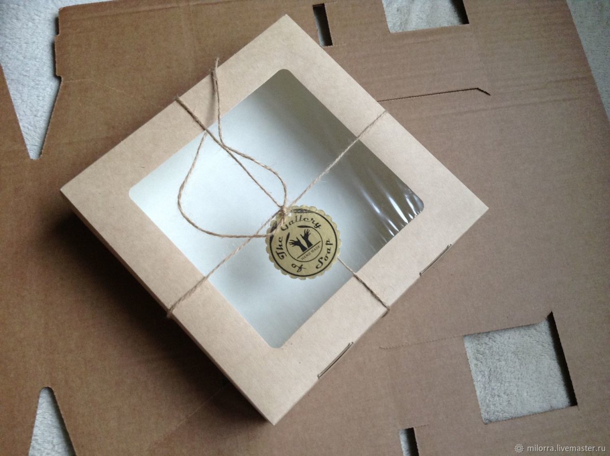 Крафт коробка с окошком 20х20х4