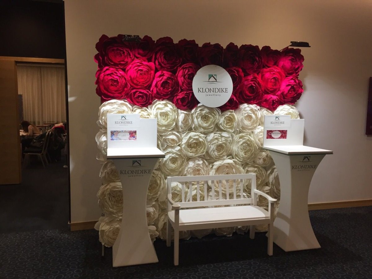 Фотозона с бумажными цветами