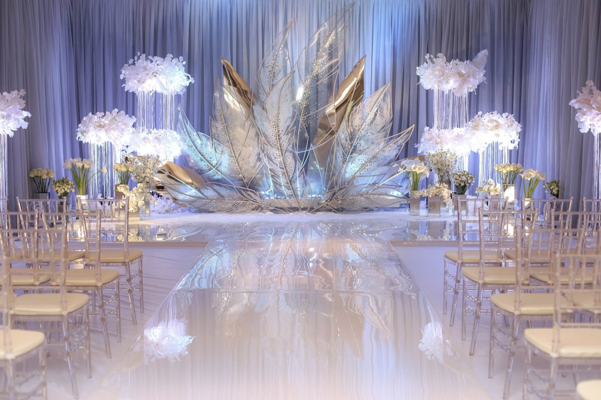 Фотозона с перьями на свадьбу