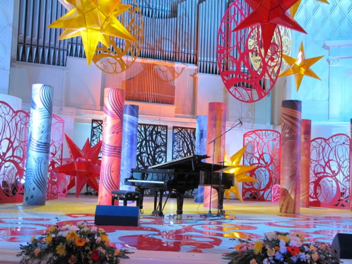 Украсить сцену