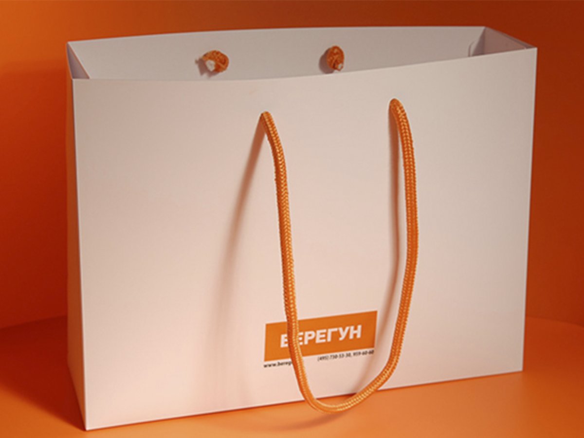 Пакет бумажный с ручками веревками