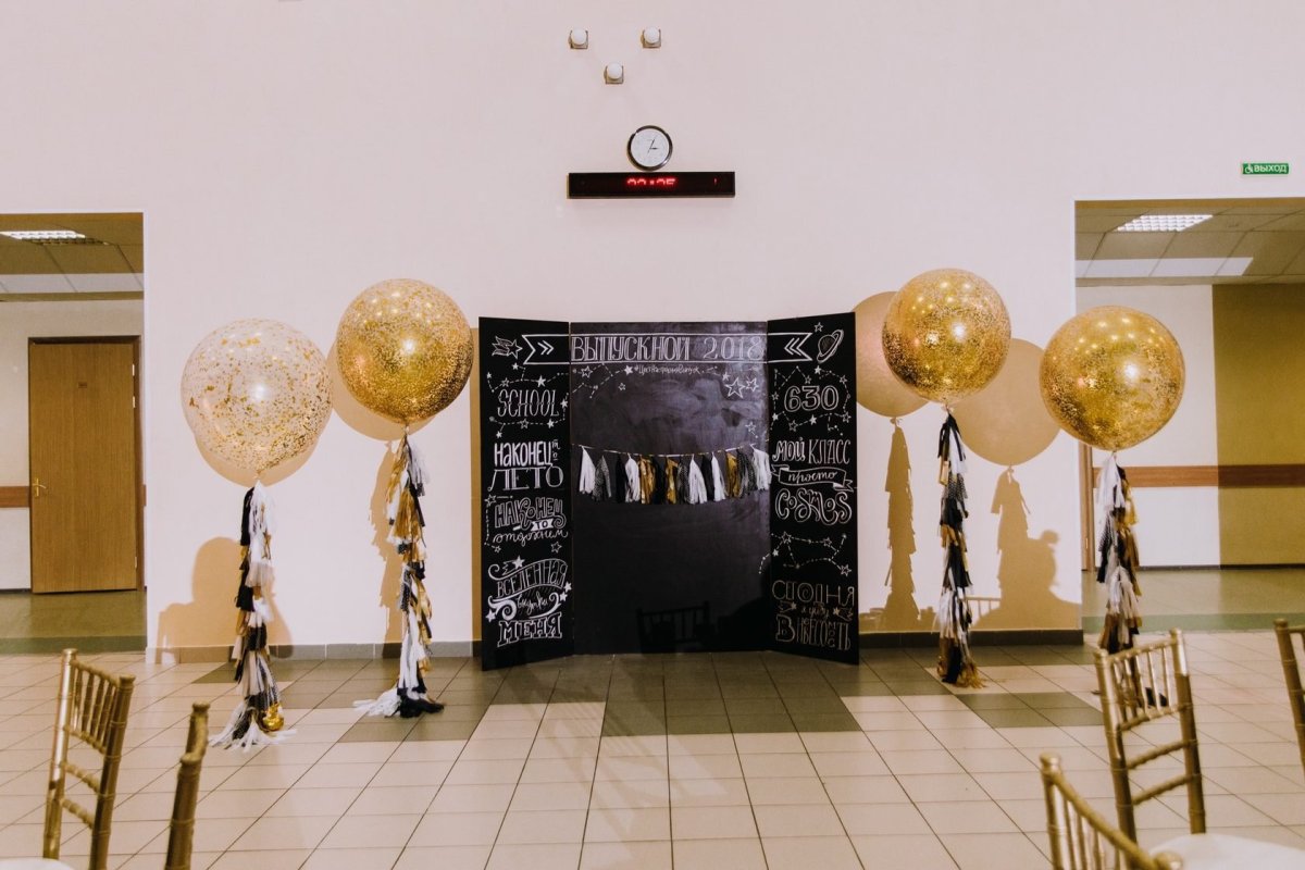 Украшение фотозоны на выпускной
