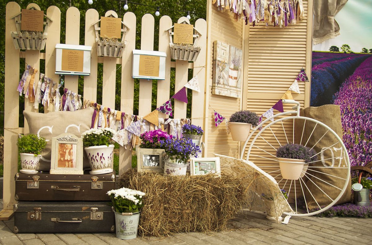 Фотозона с сеном и тыквами