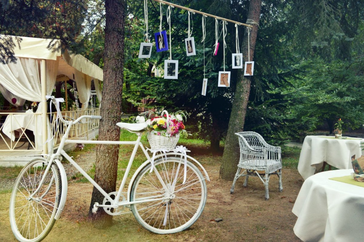 Фотозона с велосипедом и цветами