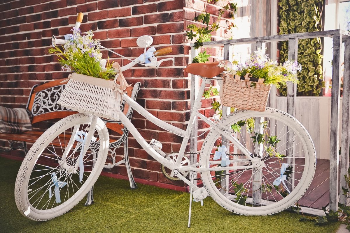 Белый велосипед с цветами