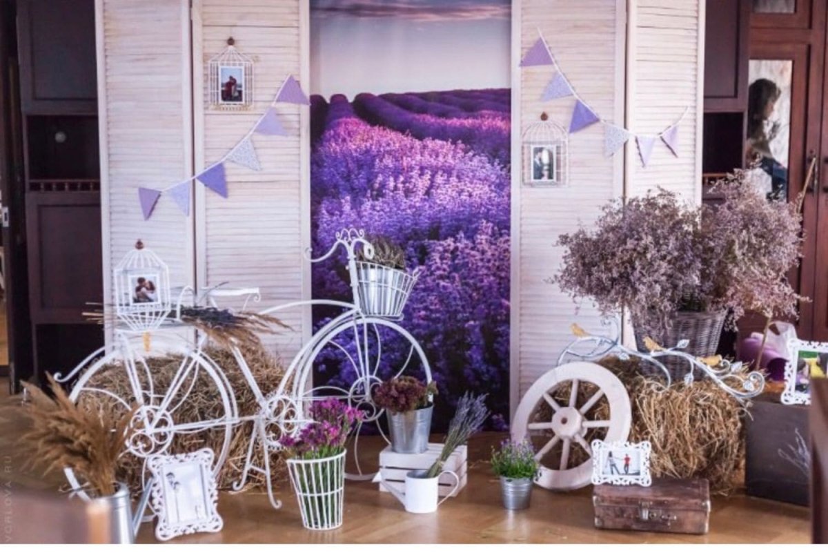 Фотозона с велосипедом и цветами