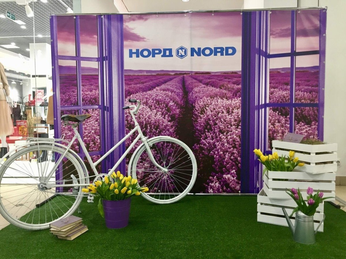 Уличная фотозона с велосипедом