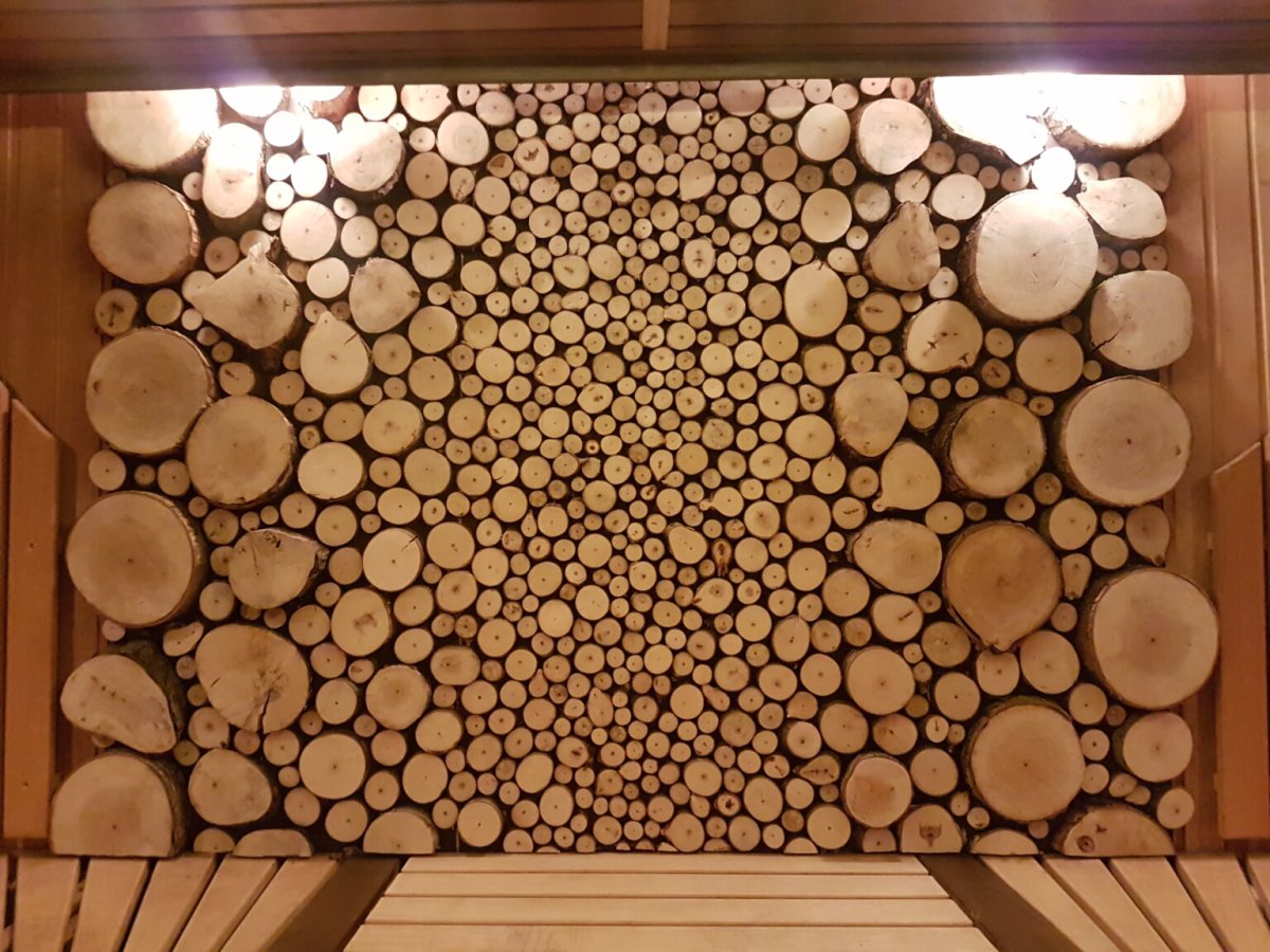 Стена из круглых спилов