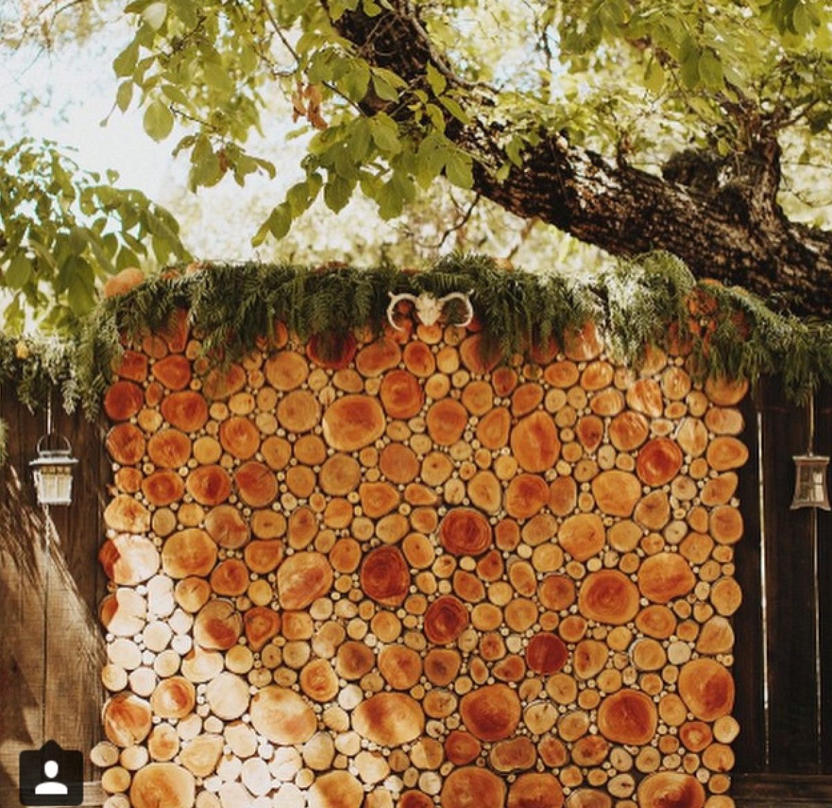 Забор из срезов дерева