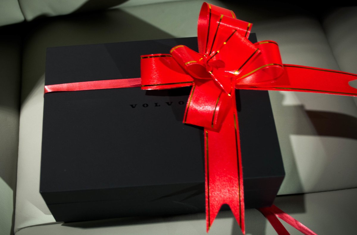 Подарочная коробка с золотой лентой