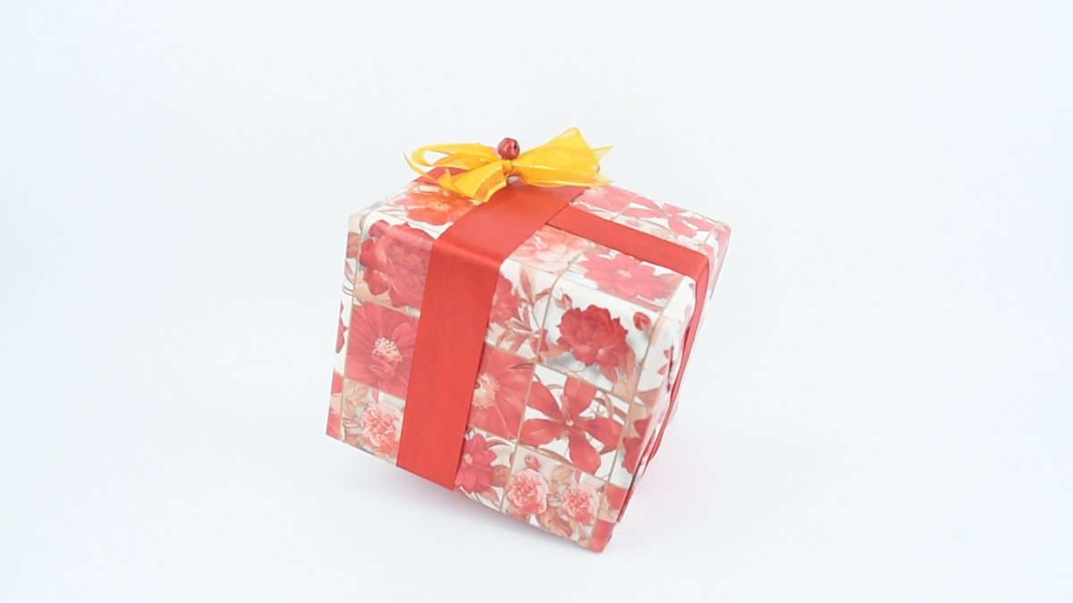 Белая коробка с лентой