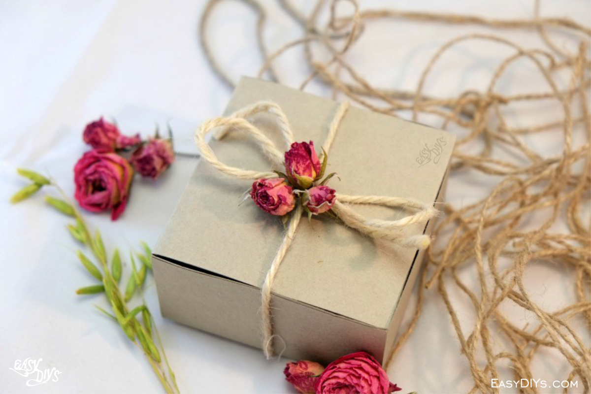 Упаковка подарков на новый год с снежинкой