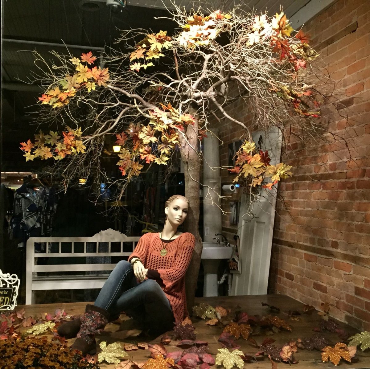 Осеннее украшение витрин