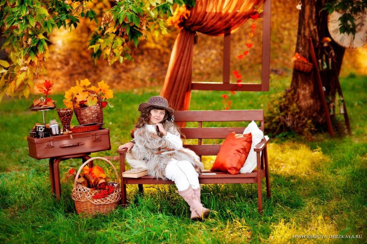 Фотозона лавочка в саду