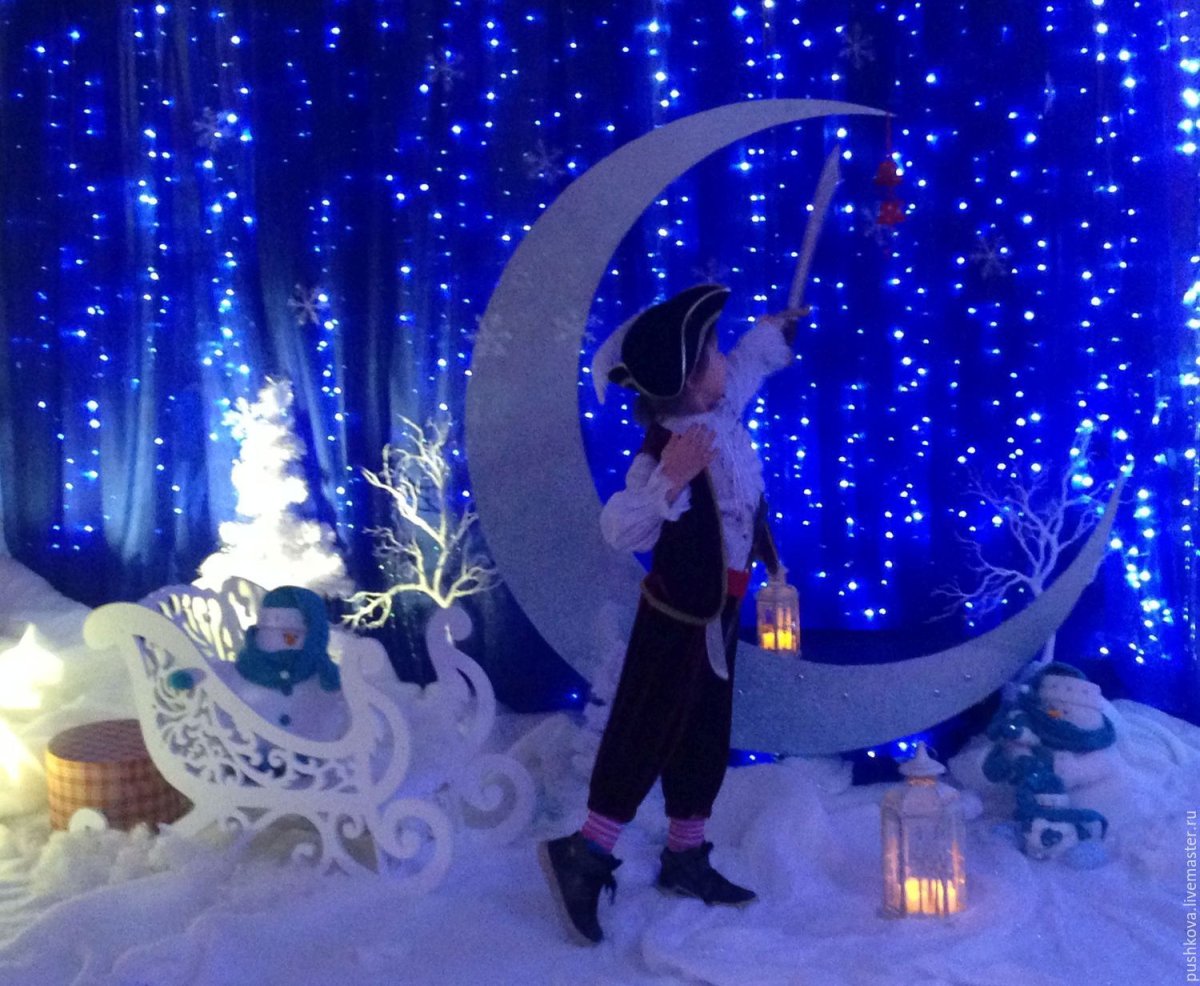 Большая Луна для фотозоны в золотом цвете