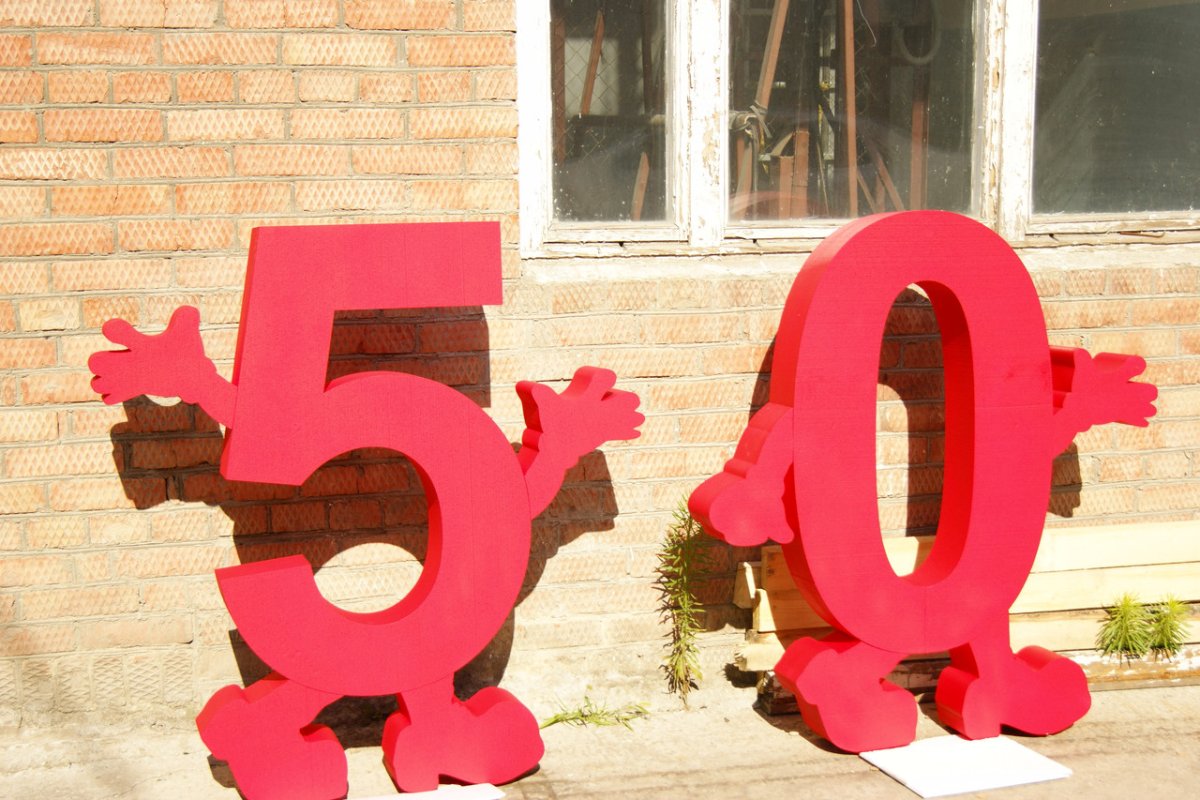 Каркасные буквы из шаров