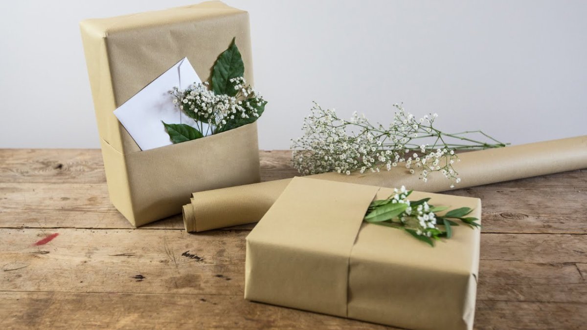 Акварельные цветы в коробке