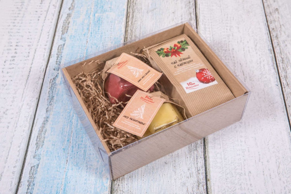 Подарочная коробка на деревянном фоне