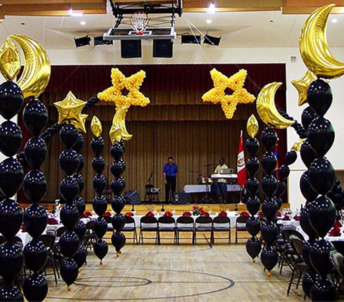 Украшение зала шарами на выпускной в школе