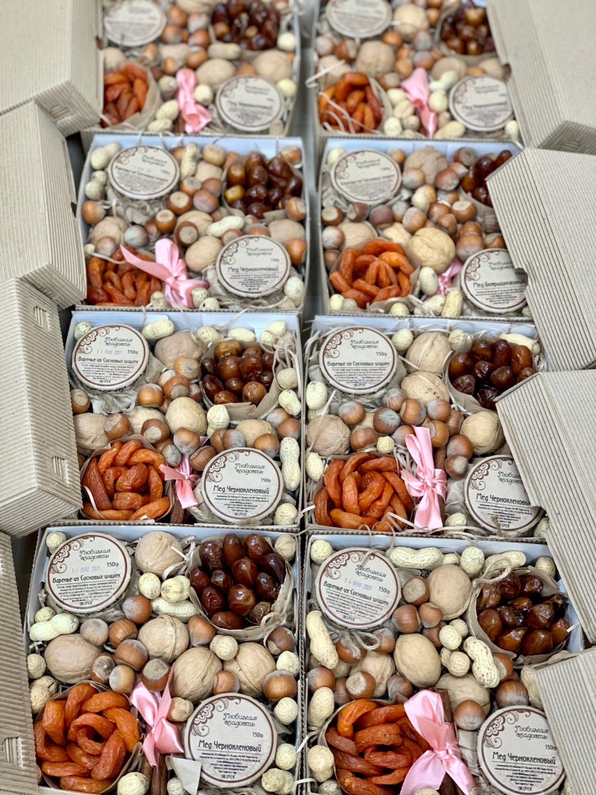 Подарочные коробки с фруктами и орехами