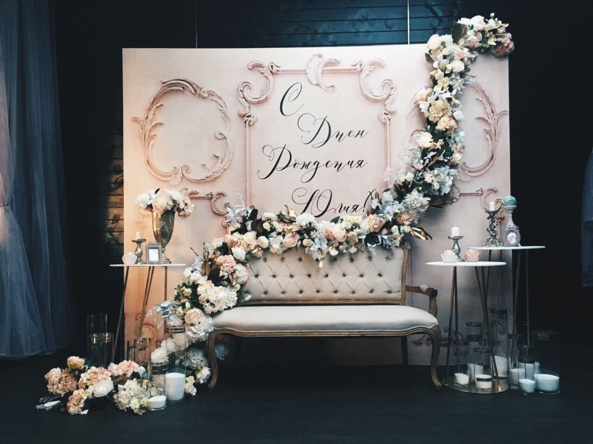 Фотозона с лавочкой белой