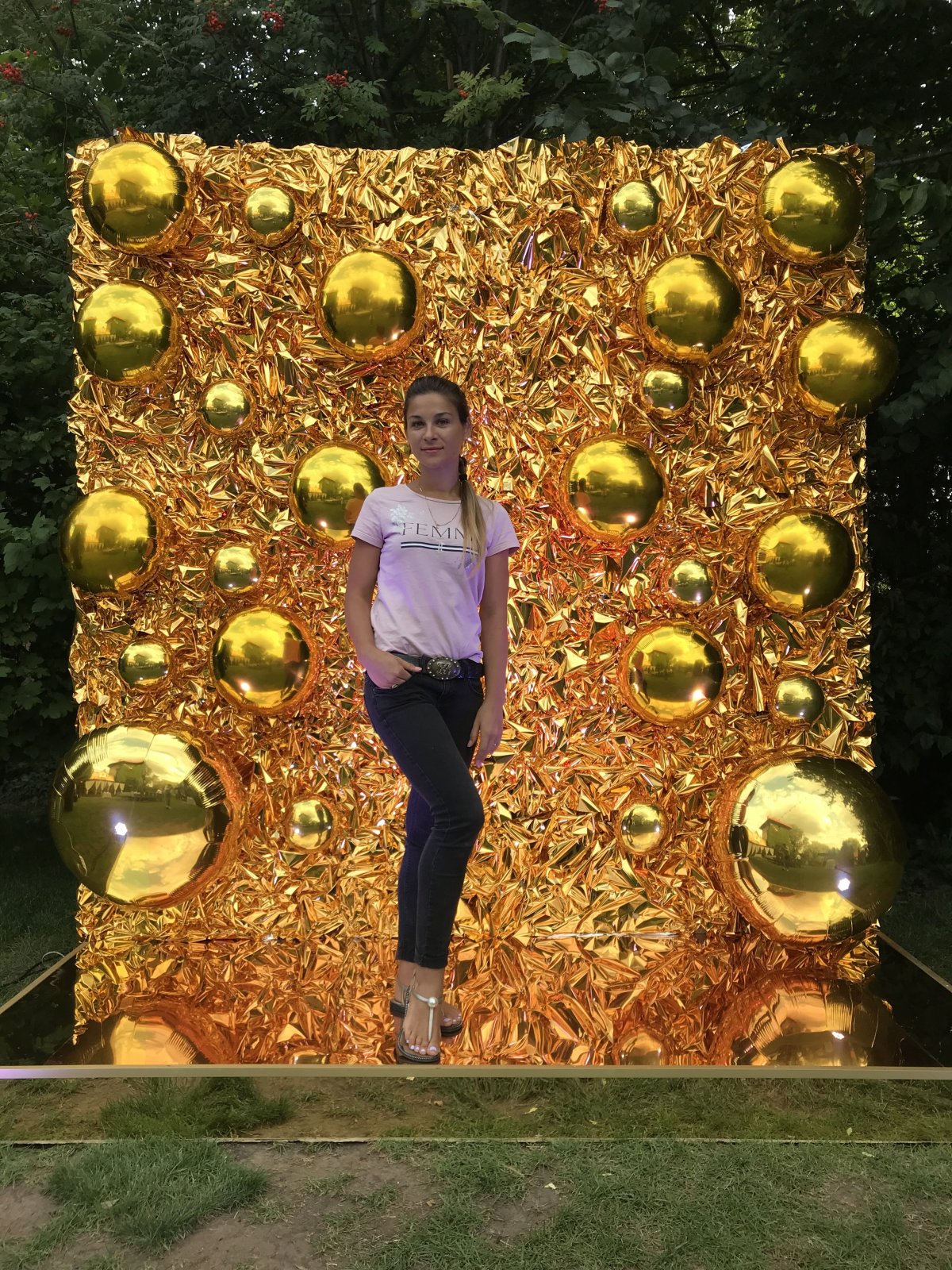 Фотозона с фольгированными шарами