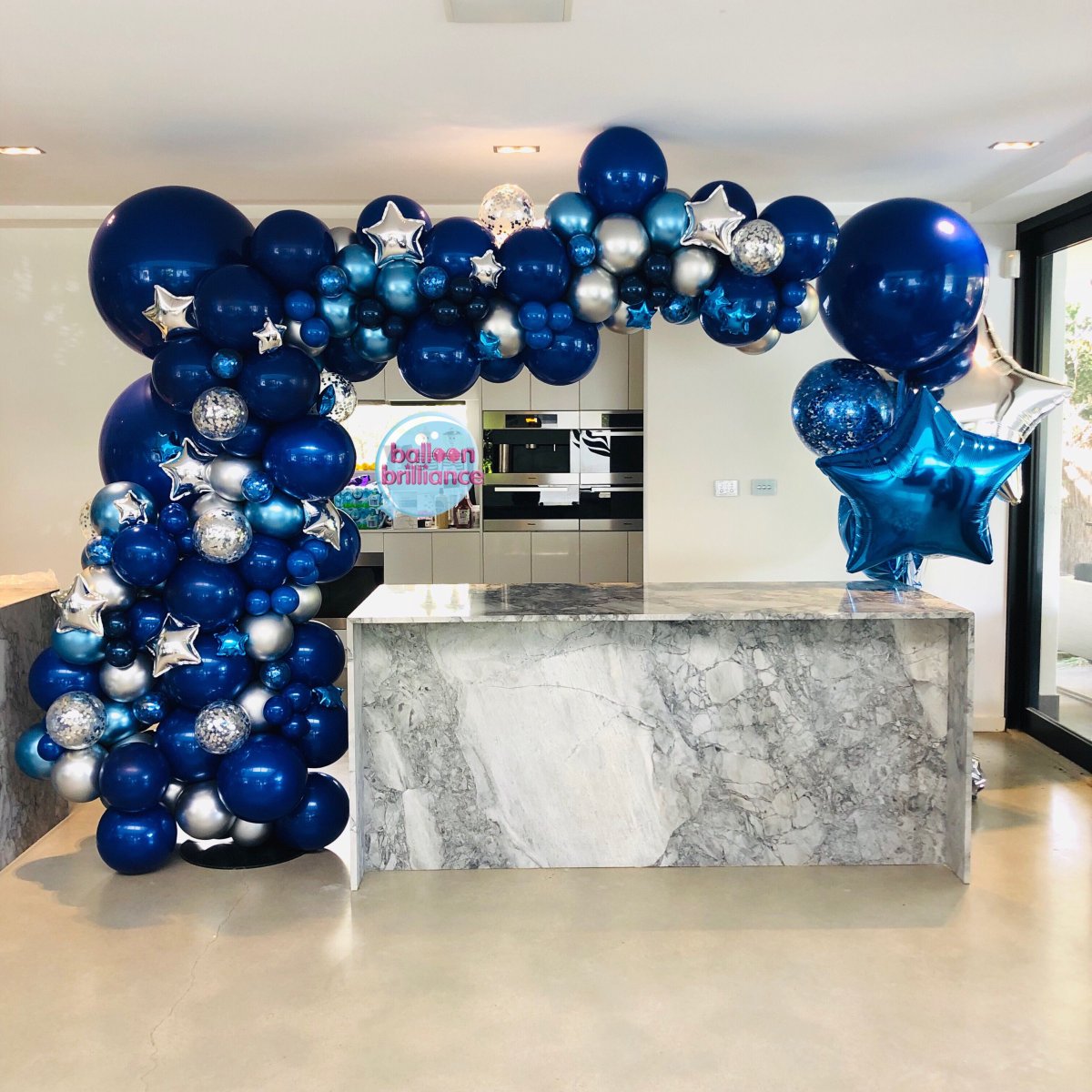 Фотозона с синими шарами