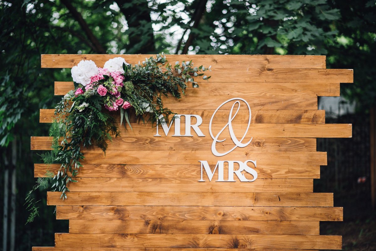 Фотозона на свадьбу под дерево