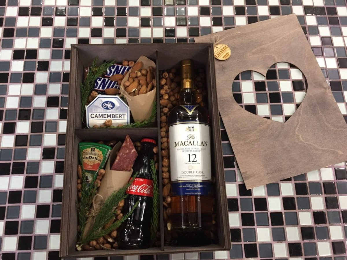 Подарочный букет с коньяком