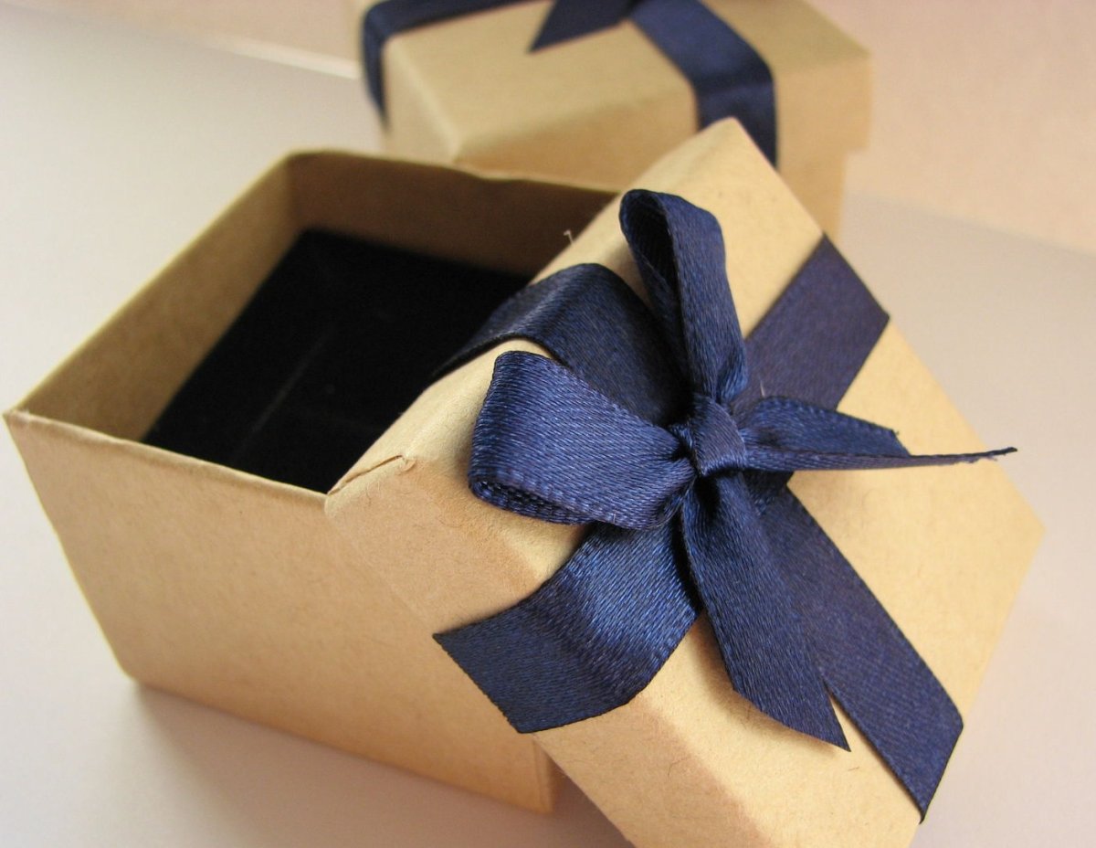 Большая коробка для подарка