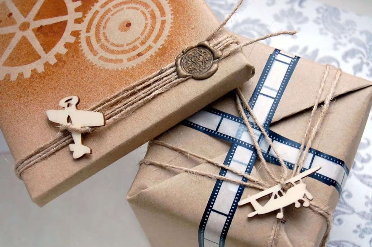 Подарочный крафтовый пакет с наклейкой