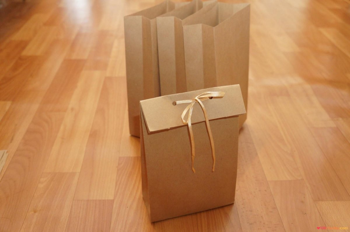 Упаковка подарка в крафтовый пакет