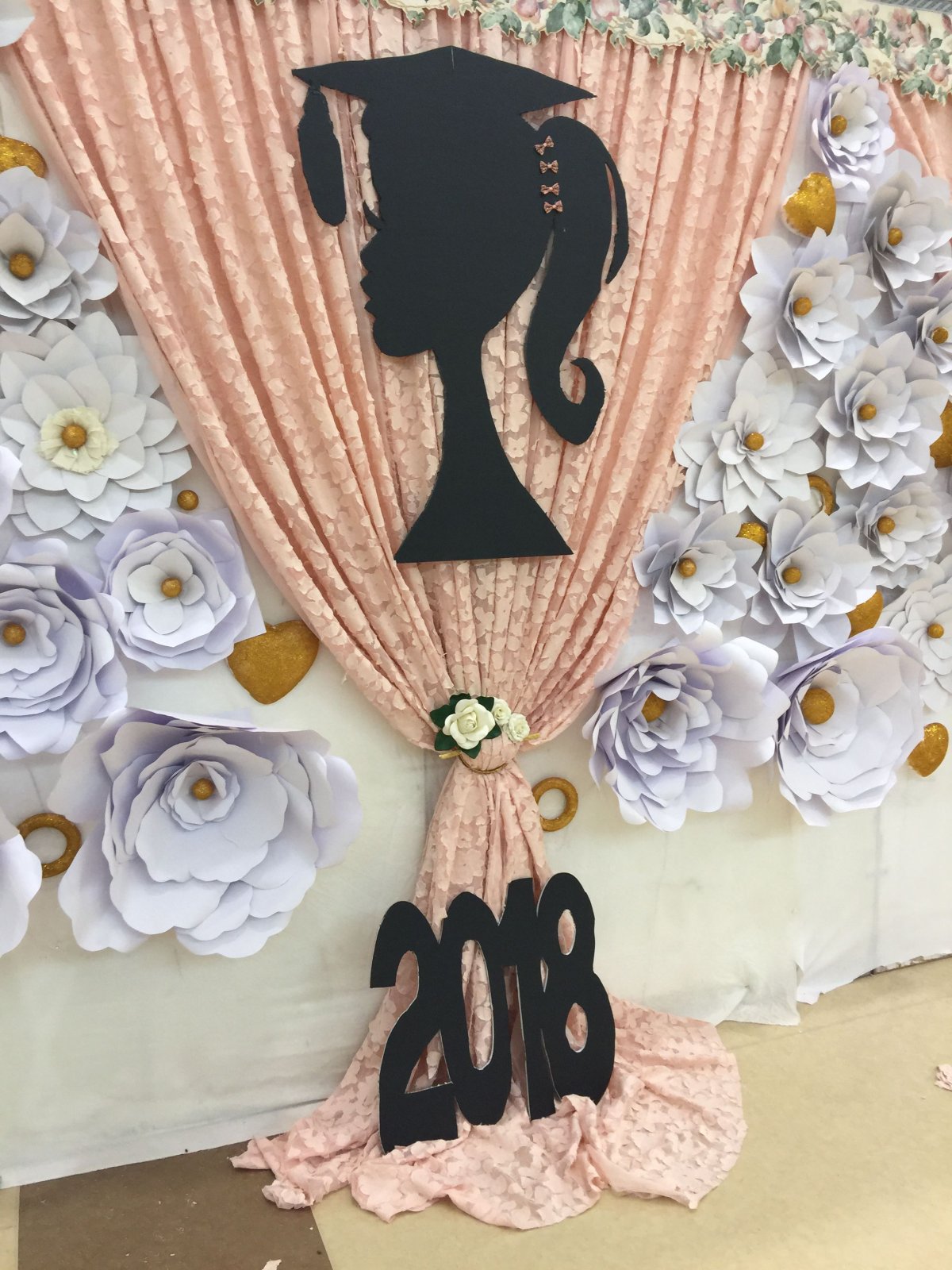 Украшение фотозоны на выпускной