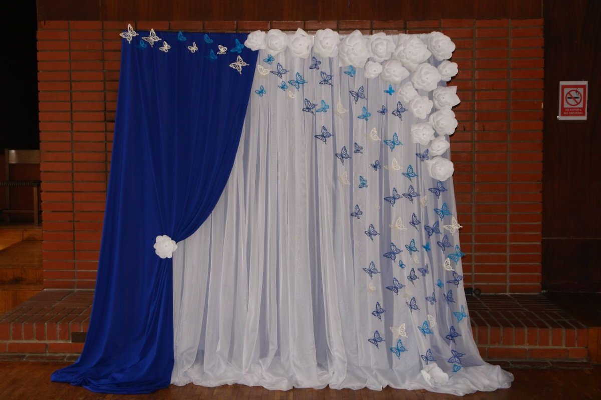 Фотозона на выпускной в школе